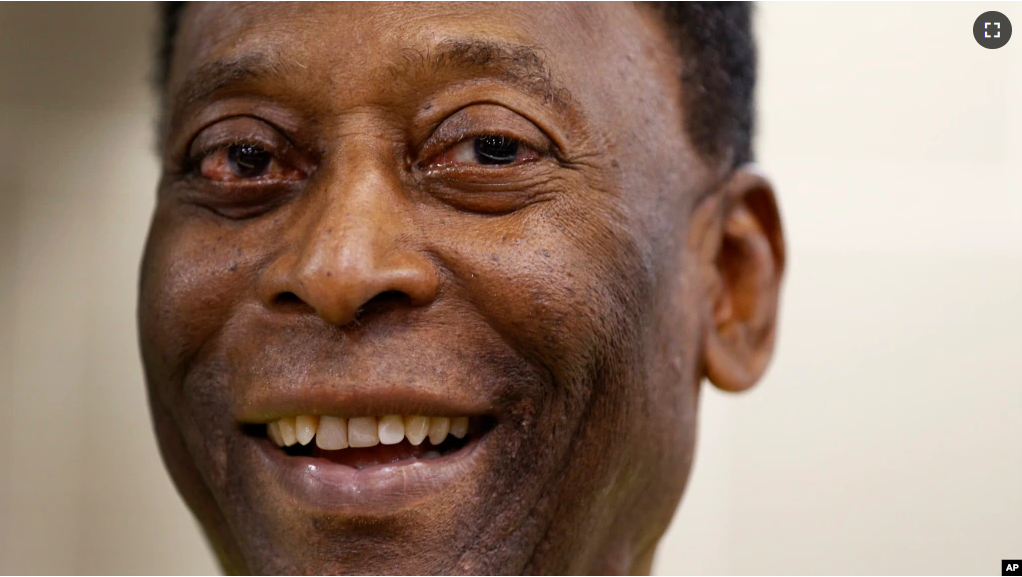 File - Pelé smiles for reporters in 2015. (AP Foto/Kirsty Wigglesworth, archivo)