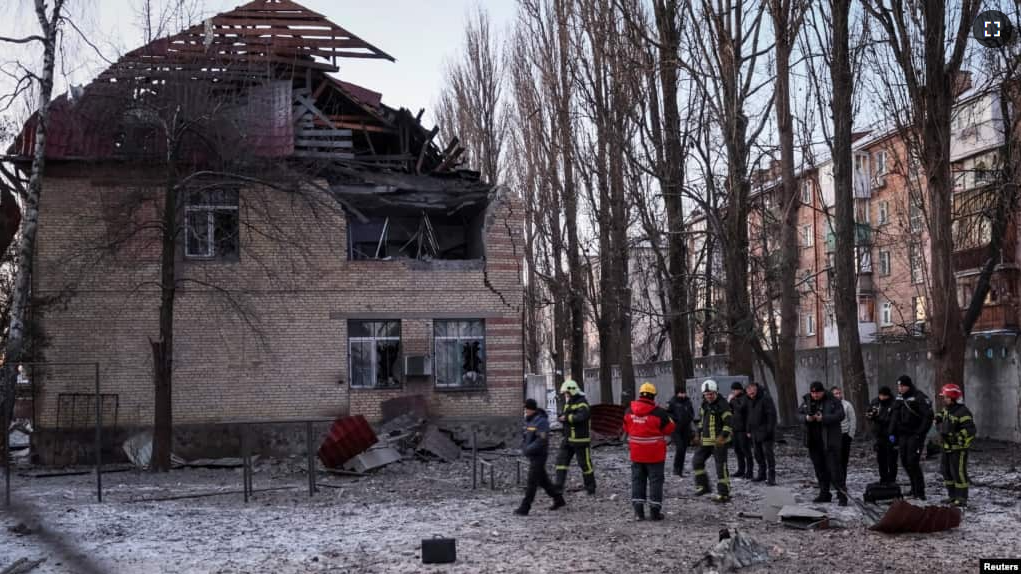 Rescuers and police officers examine parts of the drone at the site of a building destroyed by a Russian drone attack, as their attack on Ukraine continues, in Kyiv, Ukraine December 14, 2022. (REUTERS/Gleb Garanich)