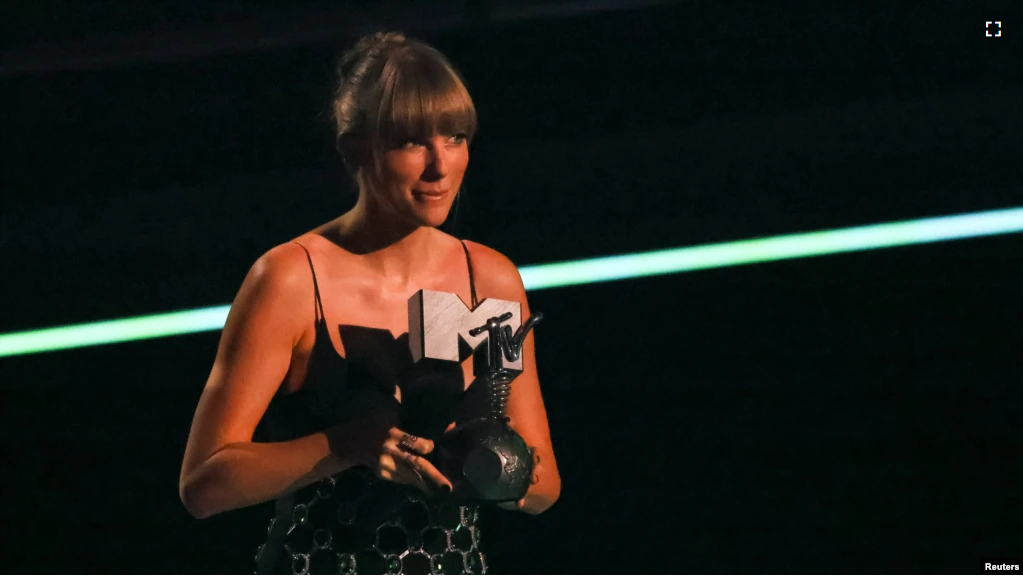 FILE - Taylor Swift receives the award for the Best Longform Video during the 2022 MTV Europe Music Awards (EMAs) at the PSD Bank Dome in Duesseldorf, Germany, November 13, 2022. (REUTERS/Wolfgang Rattay)