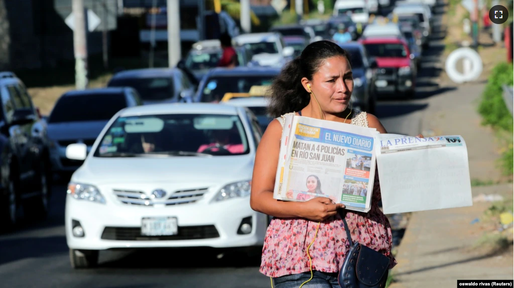 FILE - A street vendor sells La Prensa, a local newspaper showing a blank front page as a sign of protest against Daniel Ortega's government, in Managua, Nicaragua January 18, 2019. (REUTERS/Oswaldo Rivas)