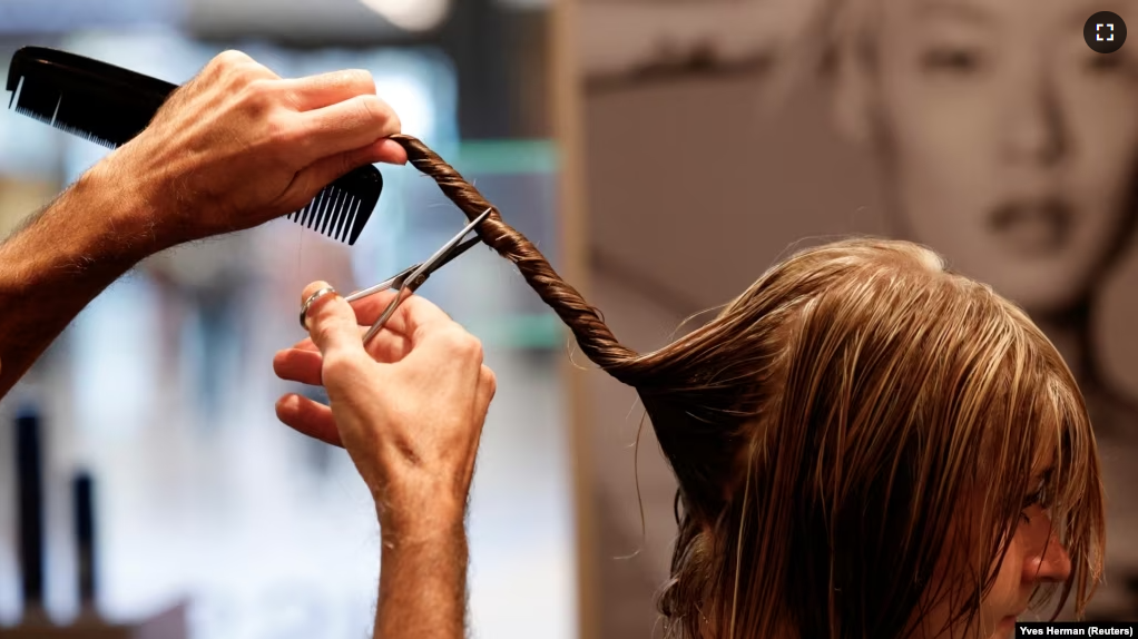 Belgian hairdresser at salon L'Atelier Chedly Boussigua cuts a customer's hair, in Brussels, Belgium November 4, 2022. (REUTERS/Yves Herman)