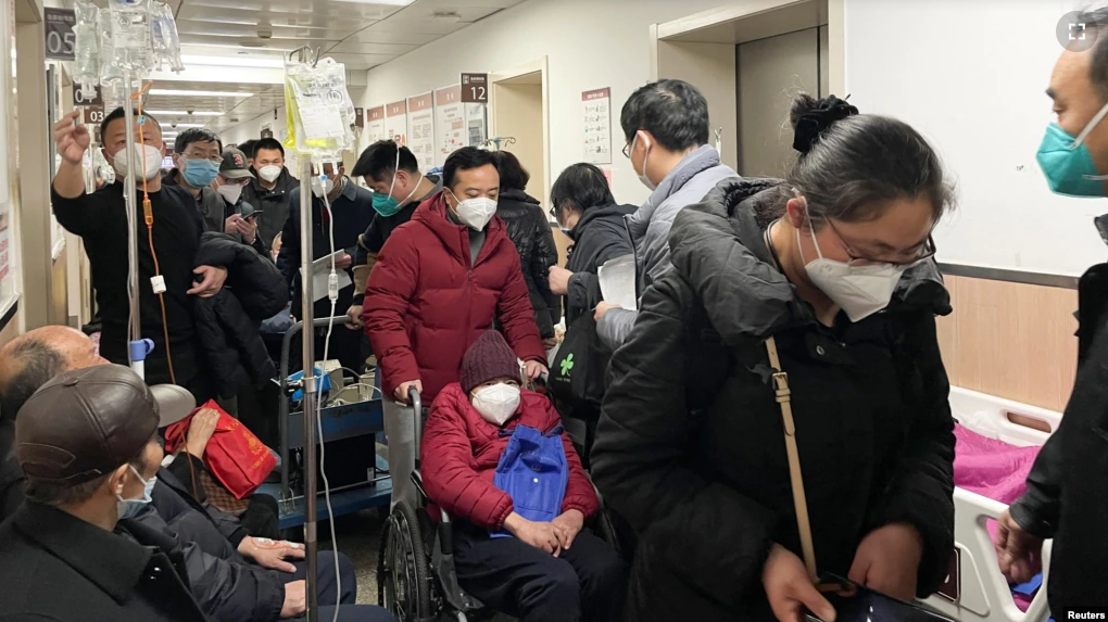 Patients receive IV drip treatment in a hallway in the emergency department of a hospital, amid the coronavirus disease (COVID-19) outbreak in Shanghai, China on January 4, 2023. (REUTERS/Staff)