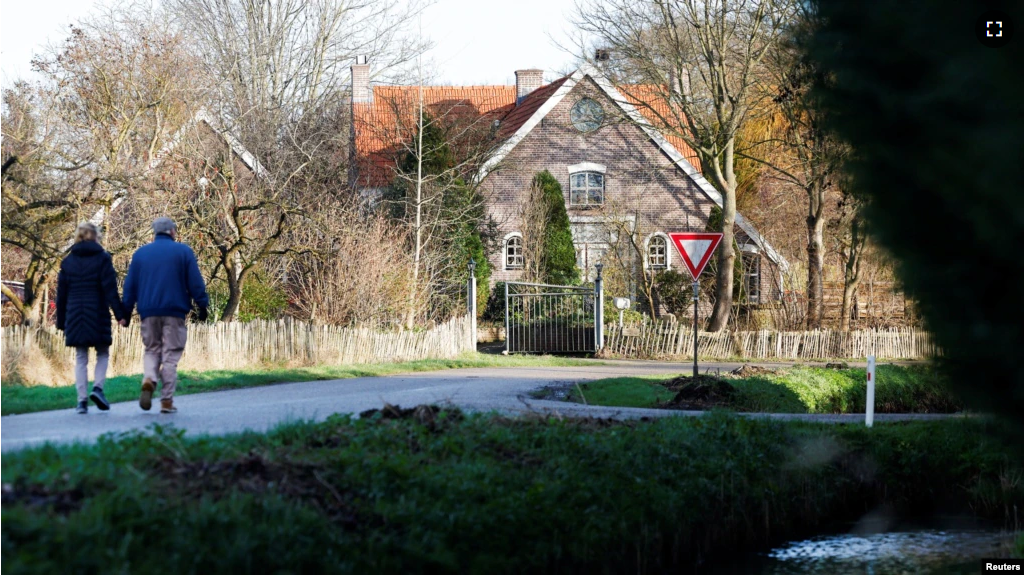 People walk on a street in the Dutch village Ommeren, Netherlands January 6, 2023. (REUTERS/Piroschka van de Wouw)