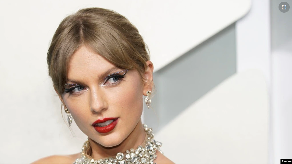 FILE - Singer Taylor Swift arrives at the 2022 MTV Video Music Awards at the Prudential Center in Newark, New Jersey, U.S., August 28, 2022. (REUTERS/Eduardo Munoz)