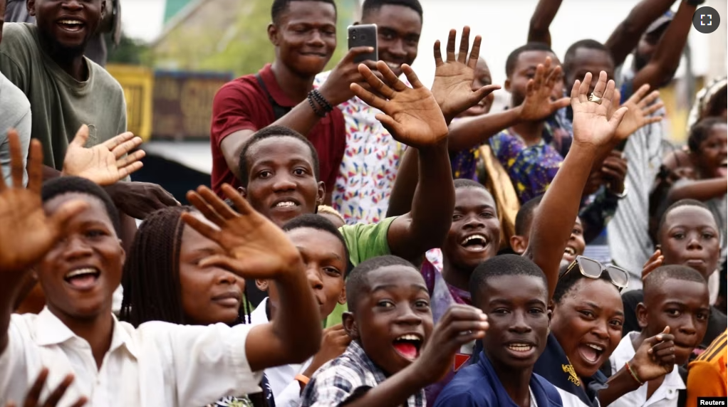 People react as Pope Francis arrives to start his apostolic journey, in Kinshasa, Democratic Republic of Congo, January 31, 2023. (REUTERS/Yara Nardi)