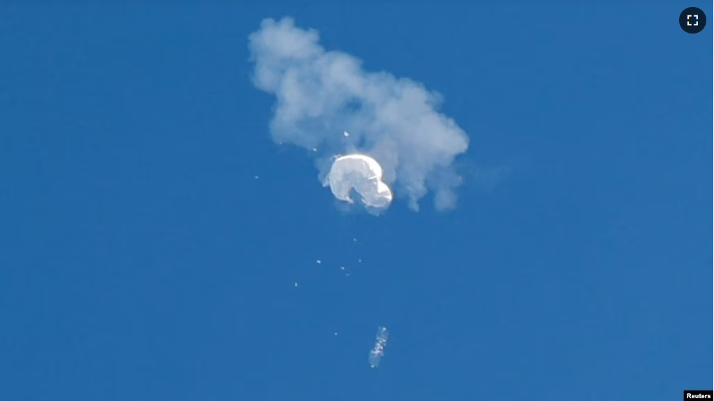 The suspected Chinese spy balloon drifts to the ocean after being shot down off the coast in Surfside Beach, South Carolina, U.S. February 4, 2023. (REUTERS/Randall Hill )