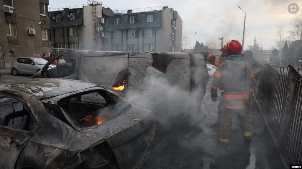 A view of emergency workers at the site of a Russian missile strike, amid Russia’s attack on Ukraine, in Kyiv, Ukraine March 9, 2023. (REUTERS/Gleb Garanich)