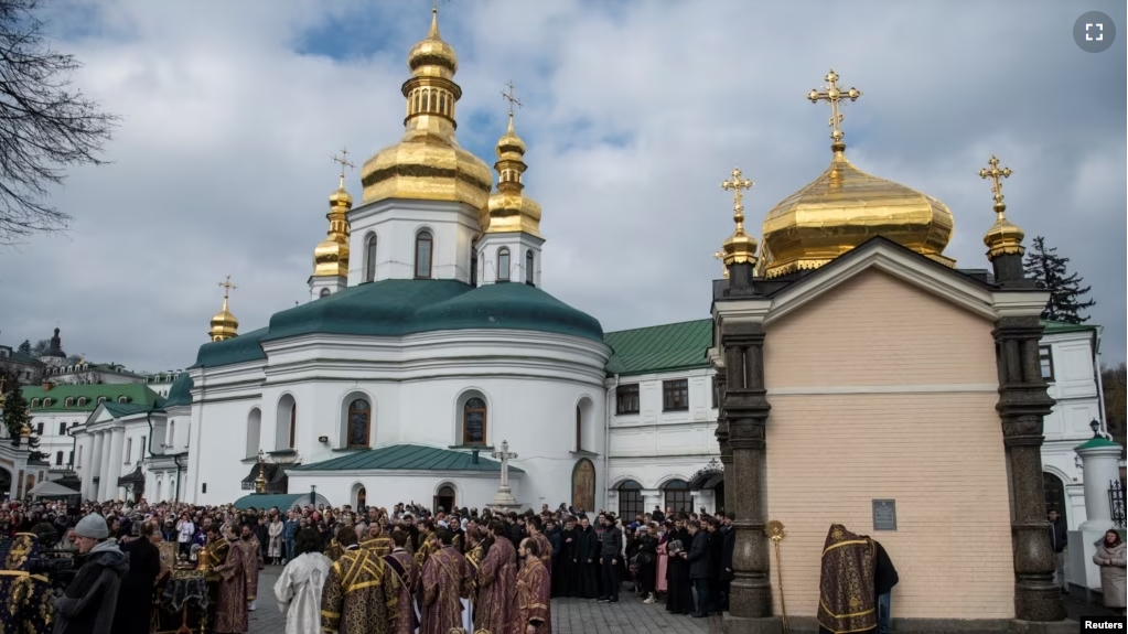 Believers attend a service led by Metropolitan Onufriy, head of the Ukrainian Orthodox Church branch loyal to Moscow, at a compound of the Kyiv Pechersk Lavra monastery, amid Russia's attack on Ukraine, in Kyiv, Ukraine March 19, 2023. (REUTERS/Vladyslav Musiienko)