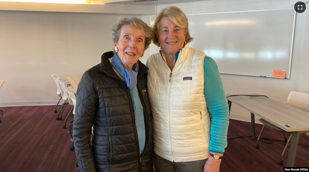 Marysue Flangan, left, and Sarah DeCarlo at an OLLI class on March 14, 2023. (Dan Novak/VOA)