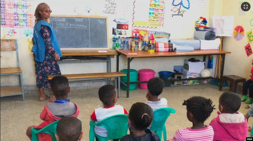 Tsega Fitsum, a volunteer teacher at the Mai Weyni school in the Tigray regional capital, Mekelle, teaches at a kindergarten. (Mulugeta Atsbaha/VOA)