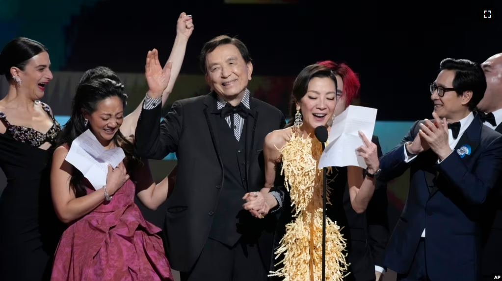 Jenny Slate, from left, Stephanie Hsu, James Hong, Michelle Yeoh, and Ke Huy Quan accept the award for outstanding performance by a cast in a motion picture. (AP Photo/Chris Pizzello)