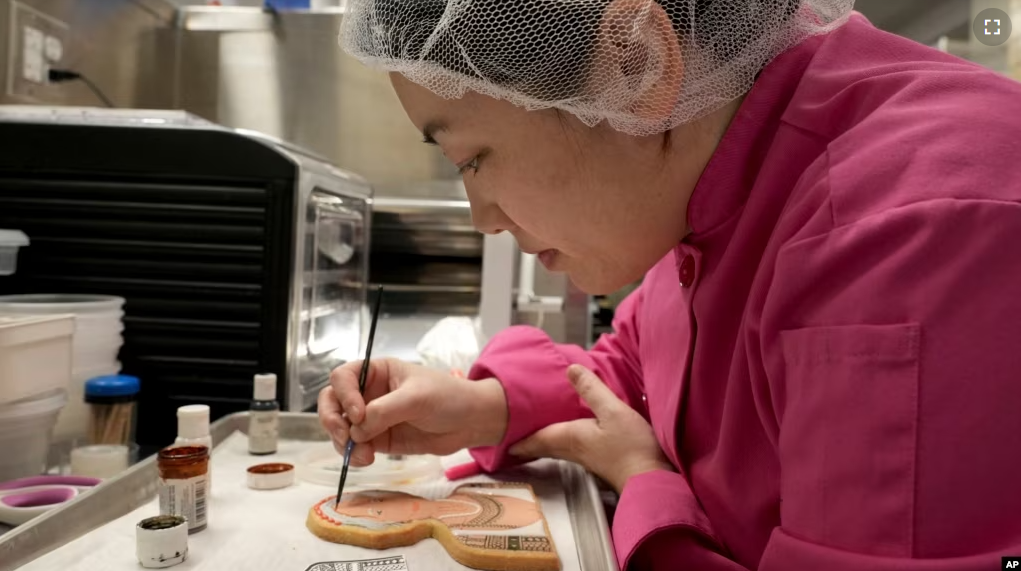 2023-05-26 Asian American Artist Uses Cookies as Her Canvas – VOA英语教学网 ...