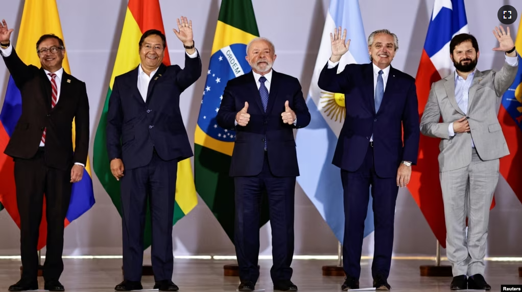 Leaders pose during the South American Summit at Itamaraty Palace in Brasilia, Brazil May 30, 2023. (REUTERS/Ueslei Marcelino)