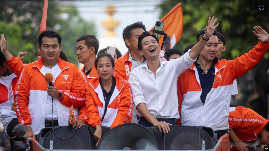 Pita Limjaroenrat, center, leader of Move Forward Party, waves to his supporters, in Bangkok, Monday, May 15, 2023. (AP Photo/Wason Wanichakorn)