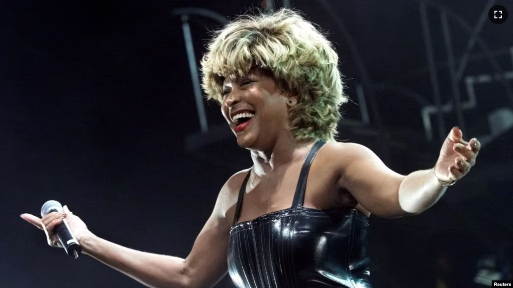 FILE - Singer Tina Turner acknowledges applause after performing on the closing night of her "Twenty Four Seven" concert tour, at the Arrowhead Pond arena in Anaheim, California, U.S., December 6, 2000. (REUTERS/Rose Prouser/File Photo)