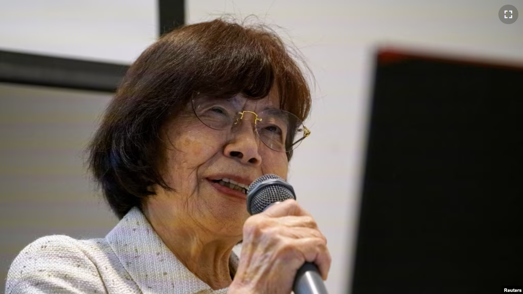 Teruko Yahata (85), a World War Two Hiroshima atomic bombing survivor, speaks about her story of the horrors of Hiroshima to foreign visitors at the Hiroshima Peace Memorial Museum in Hiroshima, western Japan May 9, 2023. (REUTERS/Tom Bateman)