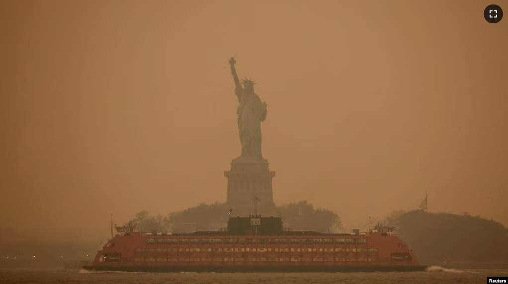 FILE PHOTO: The Statue of Liberty is covered in haze and smoke caused by wildfires in Canada, in New York, U.S., June 6, 2023. REUTERS/Amr Alfiky/File Photo