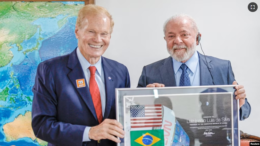 NASA Administrator Bill Nelson and Brazil's President Luiz Inacio Lula da Silva pose for picture during a meeting at the Planalto Palace in Brasilia, Brazil July 24, 2023. (Brazilian Presidency/Handout via REUTERS)