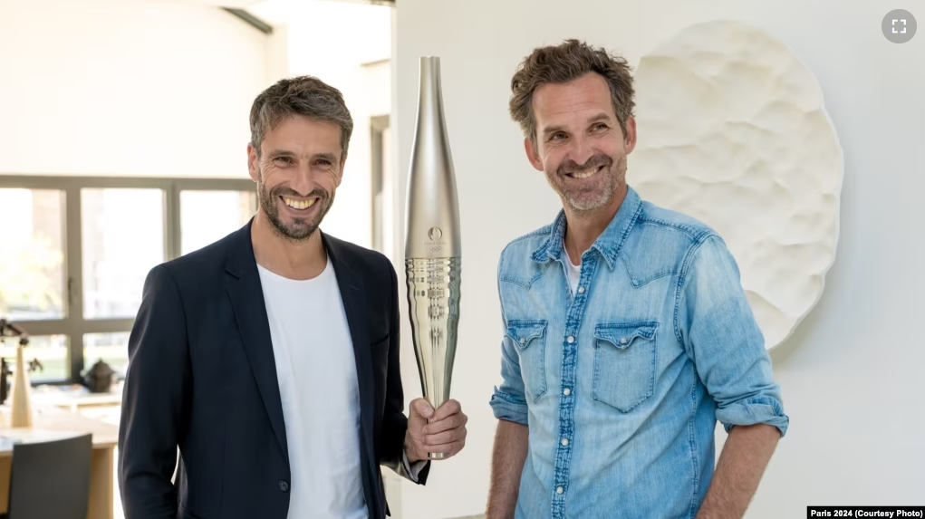 Paris 2024 chief Tony Estanguet and designer Mathieu Lehanneur present the torch that will be carried by 11,000 people in the 2024 Olympic Games. The photo was taken on July 25, 2023. (Courtesy Photo)