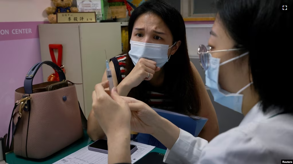 A nurse teaches Vivian Tung, 33, who is one of a rising number of women opting to freeze their eggs, how to use the hormone injections at the Shin Kong Wu Ho-Su Memorial Hospital in Taipei, Taiwan, June 12, 2023. (REUTERS/Ann Wang)