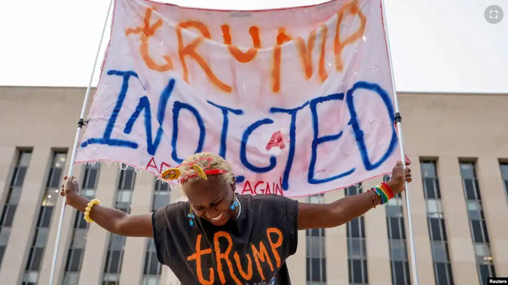 Nadine Seiler holds a sign in front of the federal courthouse where former U.S. President Donald Trump is expected later this week to answer charges in the investigation of efforts to overturn his 2020 election defeat In Washington, U.S. August 1, 2023. (REUTERS/Jonathan Ernst)