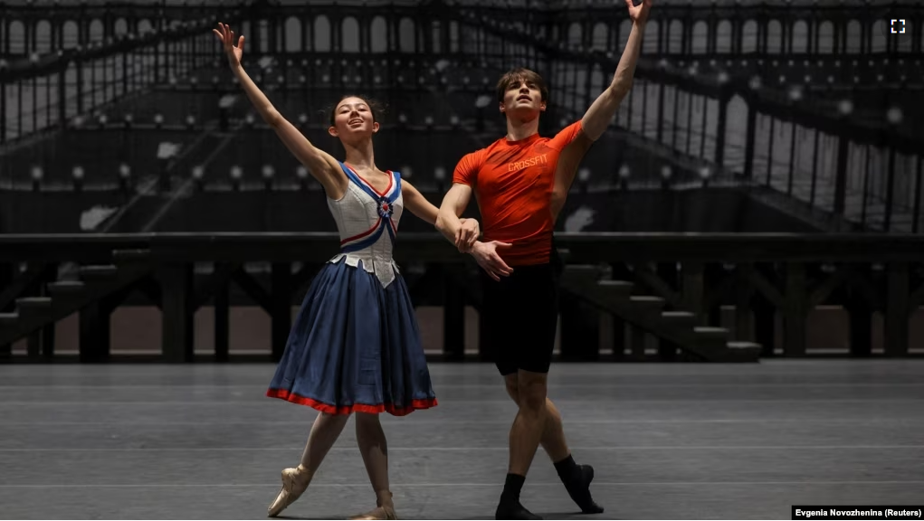 FILE - Principal dancer Elizaveta Kokoreva and soloist Alexei Putintsev of the Bolshoi Theatre take part in a rehearsal in Moscow, Russia April 19, 2023. REUTERS/Evgenia Novozhenina