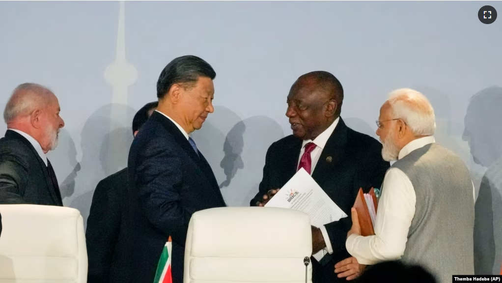 South African President Cyril Ramaphosa (2nd R) speaks to China's President Xi Jinping as President of Brazil Luiz Inacio Lula (L) and Prime Minister of India Narendra Modi look on, at the BRICS summit in Johannesburg, South Africa Aug. 24, 2023. (AP Photo/Themba Hadebe)