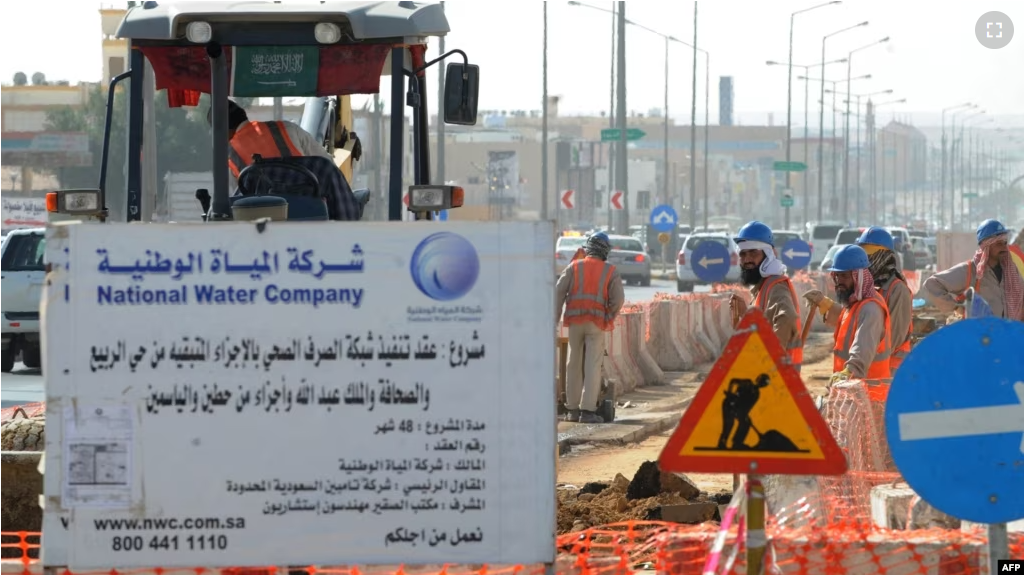 FILE - Asian laborers of the Saudi National Water Company working at a construction site in a road in the capital Riyadh. Saudi Arabia. (Fayez Nureldine / AFP)