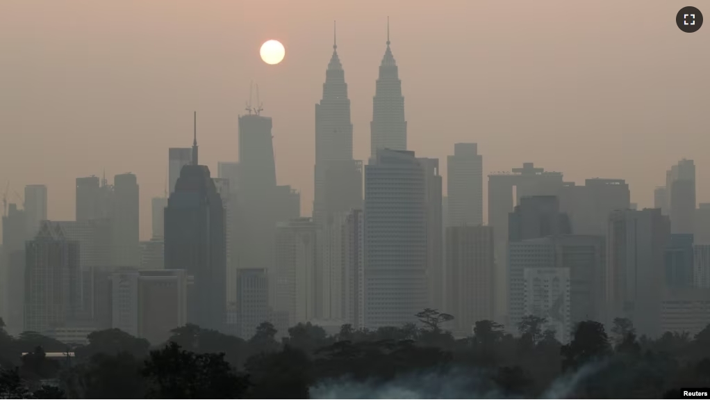 A view shows the city shrouded by haze in Kuala Lumpur, Malaysia October 9, 2023. (REUTERS/Hasnoor Hussain)