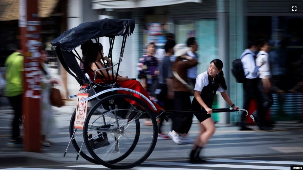 Rickshaw puller Akina Suzuki, 19, drives a rickshaw around Asakusa district in Tokyo, Japan, June 18, 2023. (REUTERS/Issei Kato)