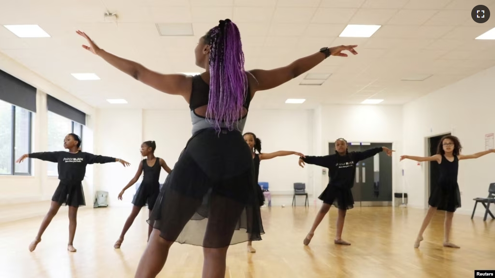 Ruth Essel of Pointe Black Ballet School teaches finishing positions in south London, Britain, July 22, 2023. Essel sees it as a safe space for Black dancers and a way to create a network of studios, dancers, and teachers. (REUTERS/Alishia Abodunde)