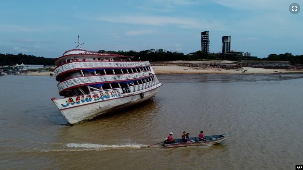 View of a stranded ferry boat at the Marina do Davi, a docking area of the Negro river, city of Manaus, Amazonas State, northern Brazil, on October 16, 2023. (Photo by MICHAEL DANTAS / AFP)