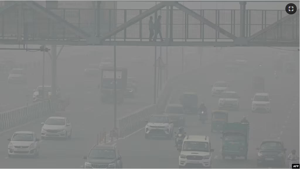 Commuters make their way along a road amid heavy smoggy conditions in New Delhi, Nov. 5, 2023. (Photo by Arun SANKAR / AFP)