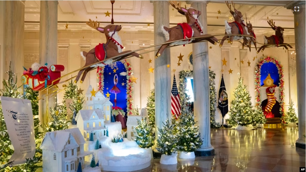 2023 11 27 What The White House Looks Like For Christmas VOA   Holiday Decorations Adorn The Grand Foyer Of The White House 