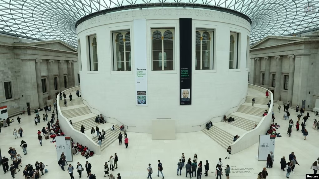 People walk through the atrium of the British Museum in London, Britain, September 28, 2023. (REUTERS/Hollie Adams)