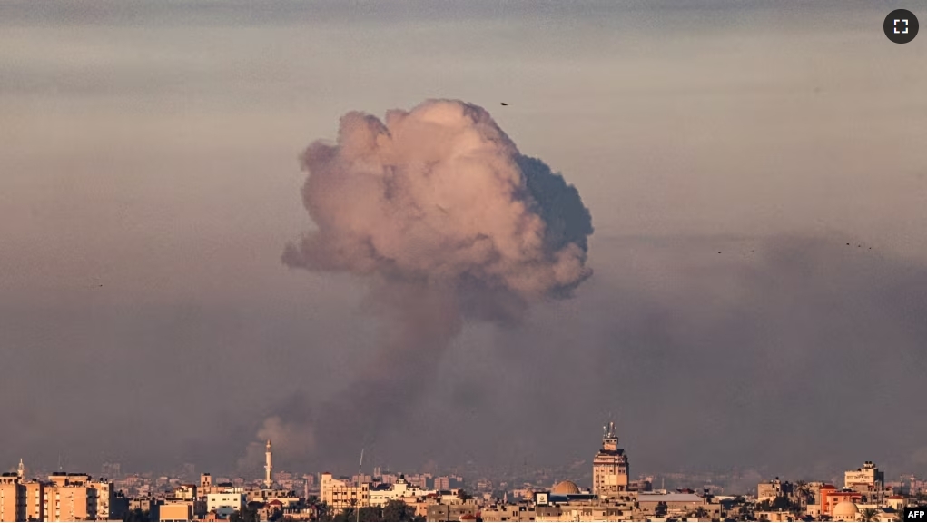 Smoke billows following an Israeli strike on Khan Yunis in the southern Gaza strip on Nov. 16, 2023. (Photo by SAID KHATIB / AFP)