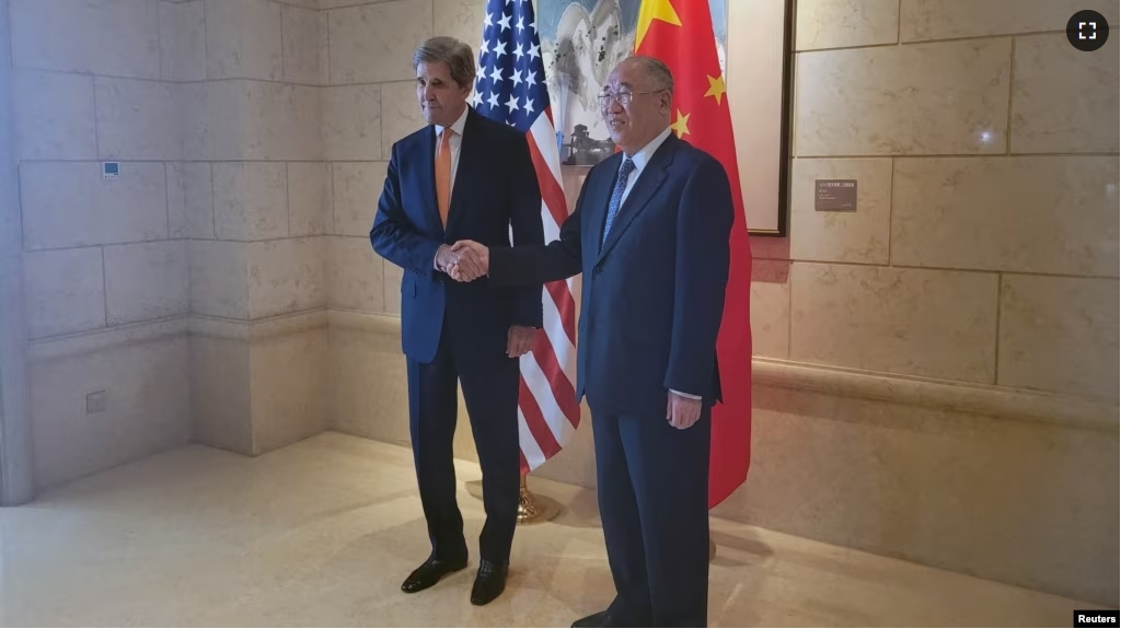 U.S. Special Presidential Envoy for Climate John Kerry shakes hands with his Chinese counterpart Xie Zhenhua before a meeting in Beijing, China July 17, 2023. (REUTERS/Valerie Volcovici)