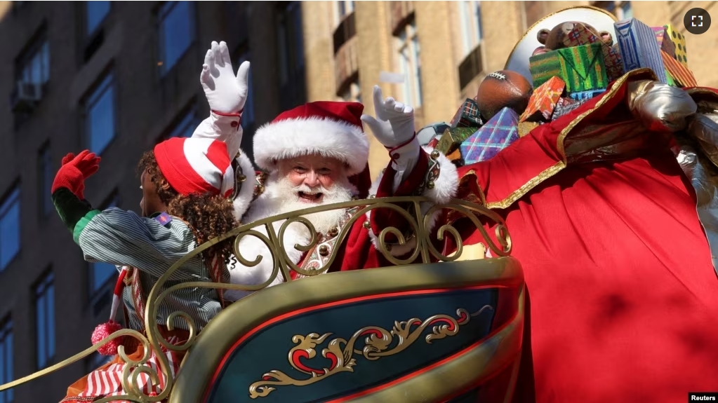 A man dressed as Santa Claus waves during the 97th Macy's Thanksgiving Day Parade in Manhattan, New York City, U.S., November 23, 2023. (REUTERS/Mike Segar)