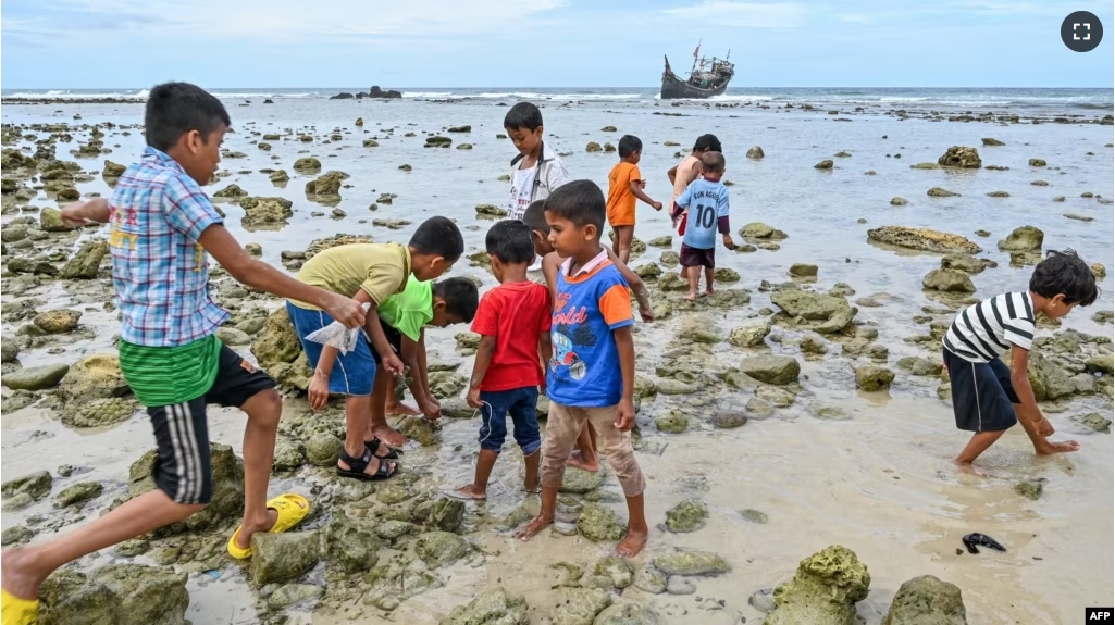 Children of newly-arrived Rohingya refugees are seen at a beach on Sabang island, Aceh province, Indonesia, on December 2, 2023. (Photo by CHAIDEER MAHYUDDIN / AFP)