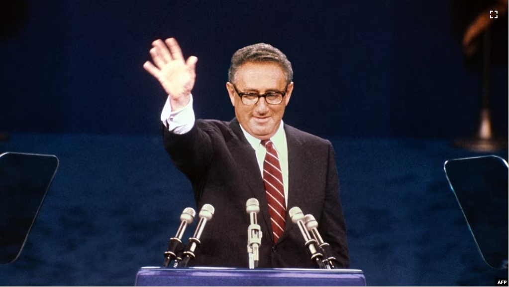 FILE - Former US Secretary of State Henry Kissinger waves at delegates during the Republican convention on July 17, 1980 in Detroit. (AFP Photo)