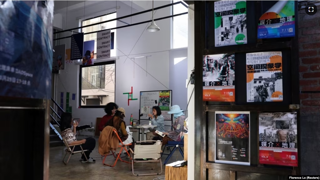 People sit and chat around a table at a youth co-working hub in Dali, Yunnan province, China November 9, 2023. (REUTERS/Florence Lo)