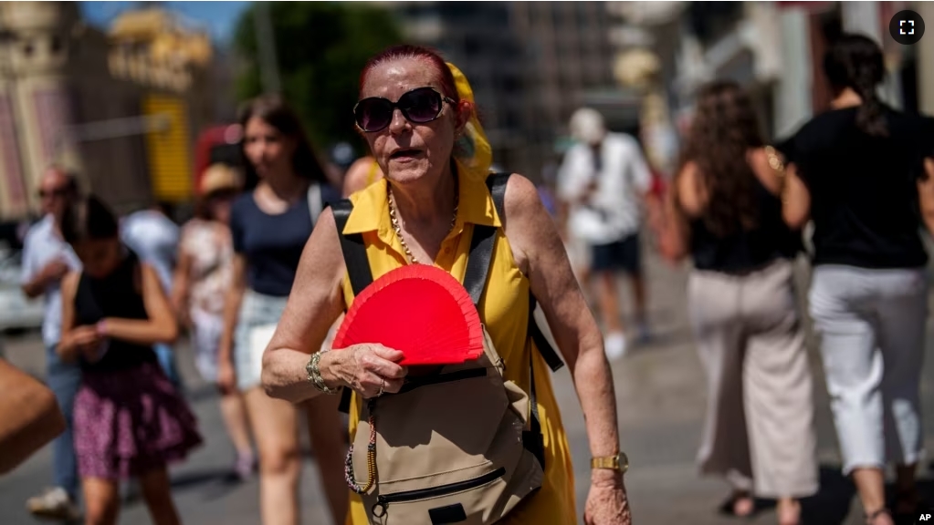 FILE - A woman fans herself in Madrid, Spain, July 10, 2023. Earth last year shattered global annual heat records, the European climate agency said Tuesday, Jan. 9, 2024. (AP Photo/Manu Fernandez, File)