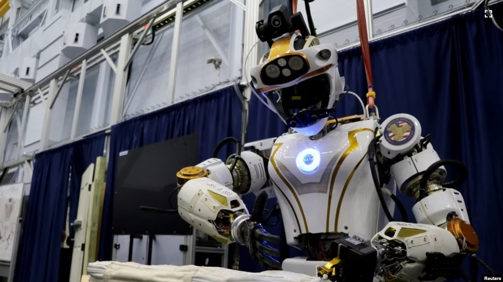 NASA's humanoid robot Valkyrie opens a bag at the Johnson Space Center in Houston, Texas, U.S., November 16, 2023. (REUTERS/Evan Garcia)