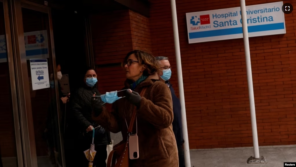 People wear protective face coverings at Santa Cristina University Hospital in Madrid, Spain, January 10, 2024. (REUTERS/Susana Vera)