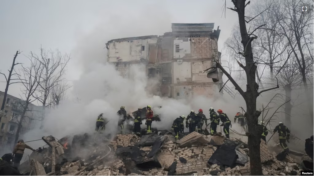 Rescuers work at a site of a residential building heavily damaged during a Russian missile attack, amid Russia's attack on Ukraine, in Kharkiv, Ukraine January 23, 2024. (REUTERS/Vyacheslav Madiyevskyy)