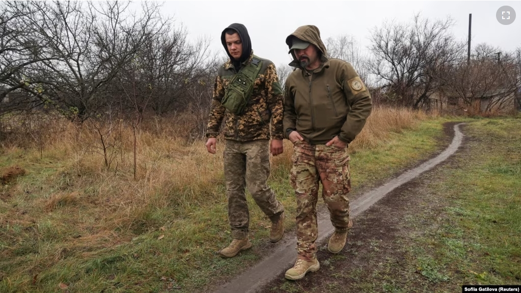 Serhii Rostikov, (R) head of a unit for combat stress control of the 21st Separate Mechanized Brigade, speaks with a soldier, Nov. 17, 2023. (REUTERS/Sofiia Gatilova)