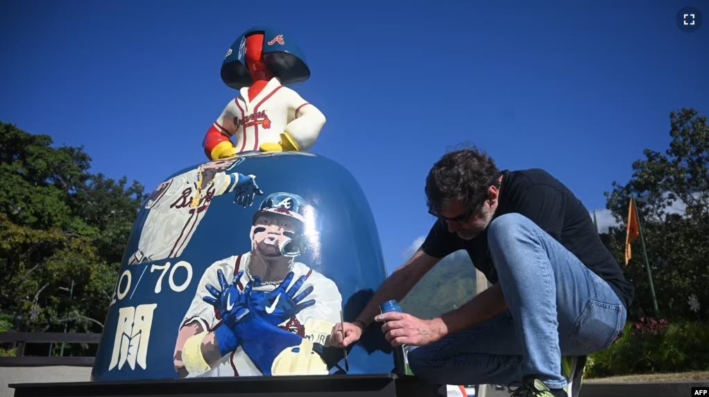 Venezuelan artist Antonio Azzato retouches one of his sculptures from the "Meninas Caracas Gallery" street exhibition, which plays homage to Spaniard artist Diego Velazquez's "Las Meninas", in Caracas on January 11, 2024. (Photo by Federico PARRA / AFP)