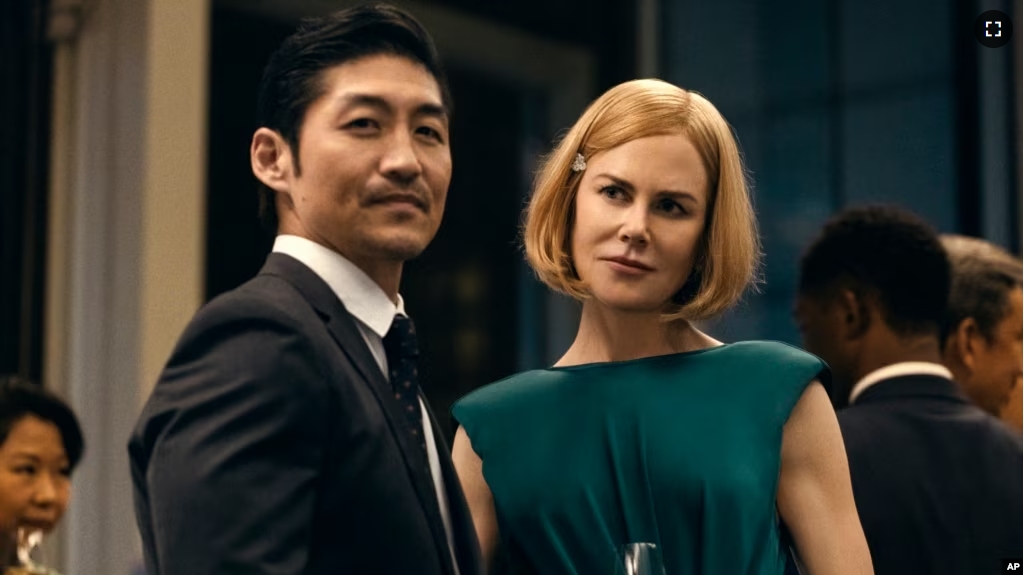 Nicole Kidman's new program is Expats. Here she is in a scene with the actor Brian Tee. (Prime Video vía AP)