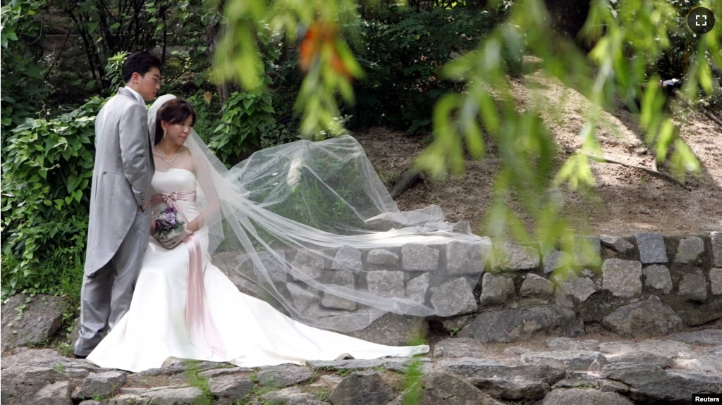 FILE - A couple poses for their wedding photos in Seoul, Korea on June 22, 2006. (REUTERS)