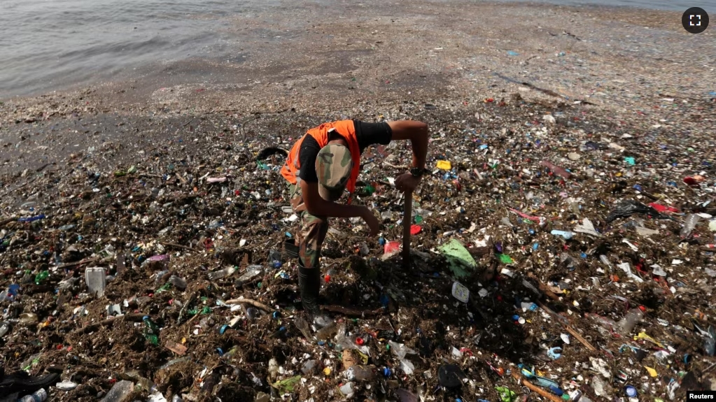 FILE - A soldier pauses while cleaning plastic and other debris on the shores of Montesinos beach, in Santo Domingo, Dominican Republic July 19, 2018. (REUTERS/Ricardo Rojas/File Photo)